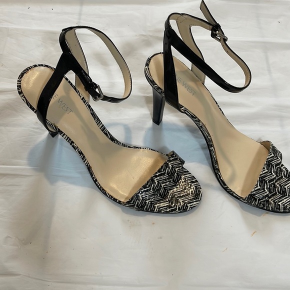 Nine West women’s NWOT strapped heel size 10 - Picture 1 of 9